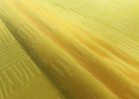 Tela gravada poliéster 100% de veludo do delicado 210GSM micro para a matéria têxtil da casa - amarelo