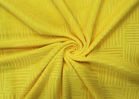 Tela gravada poliéster 100% de veludo do delicado 210GSM micro para a matéria têxtil da casa - amarelo