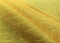 Tela gravada poliéster 100% de veludo do teste padrão do delicado 210GSM micro para a matéria têxtil da casa - amarelo